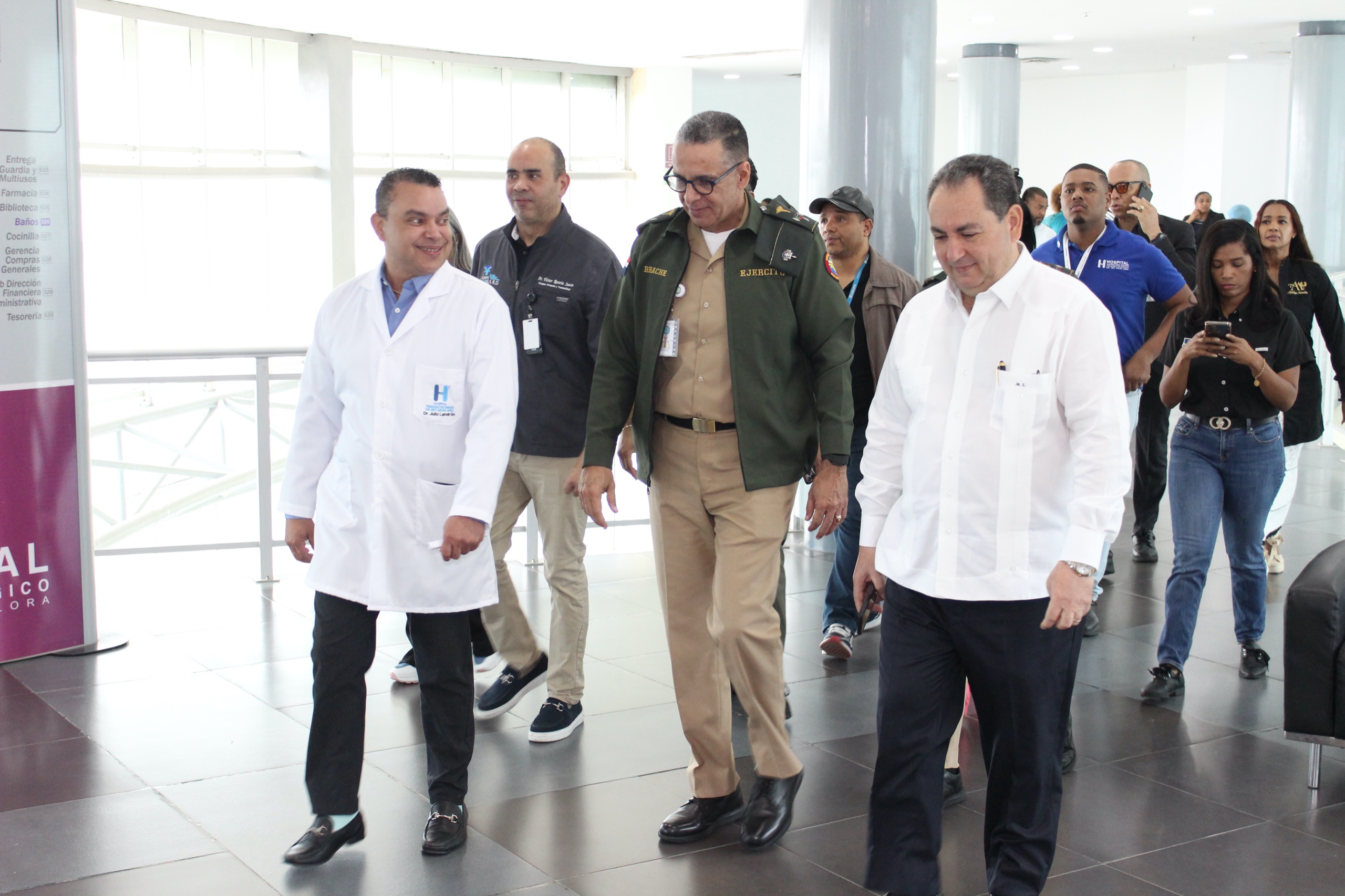 Titular SNS visita pacientes ingresados en el Ney Arias Lora