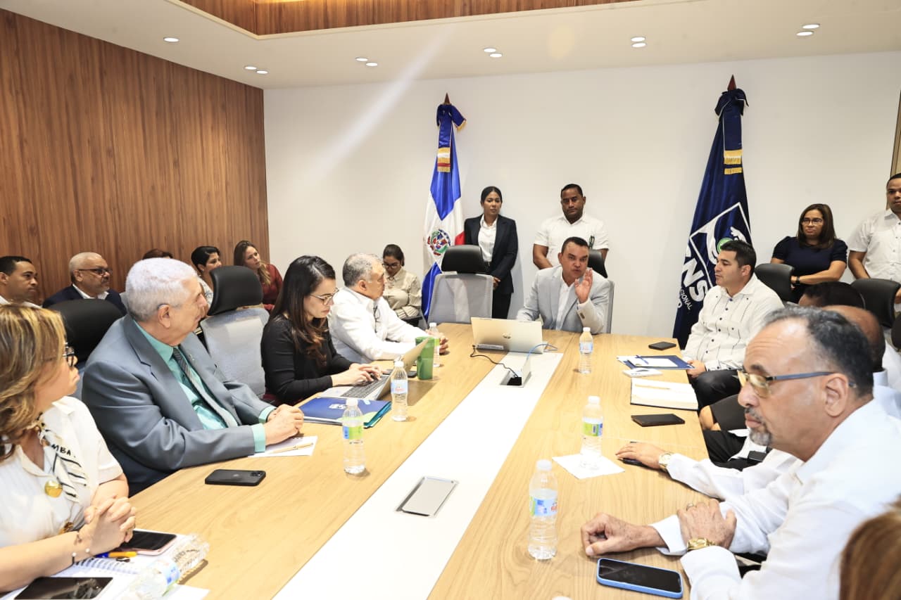 Titular SNS se reúne con directores de la sede central y regionales para presentar metas de salud 2026