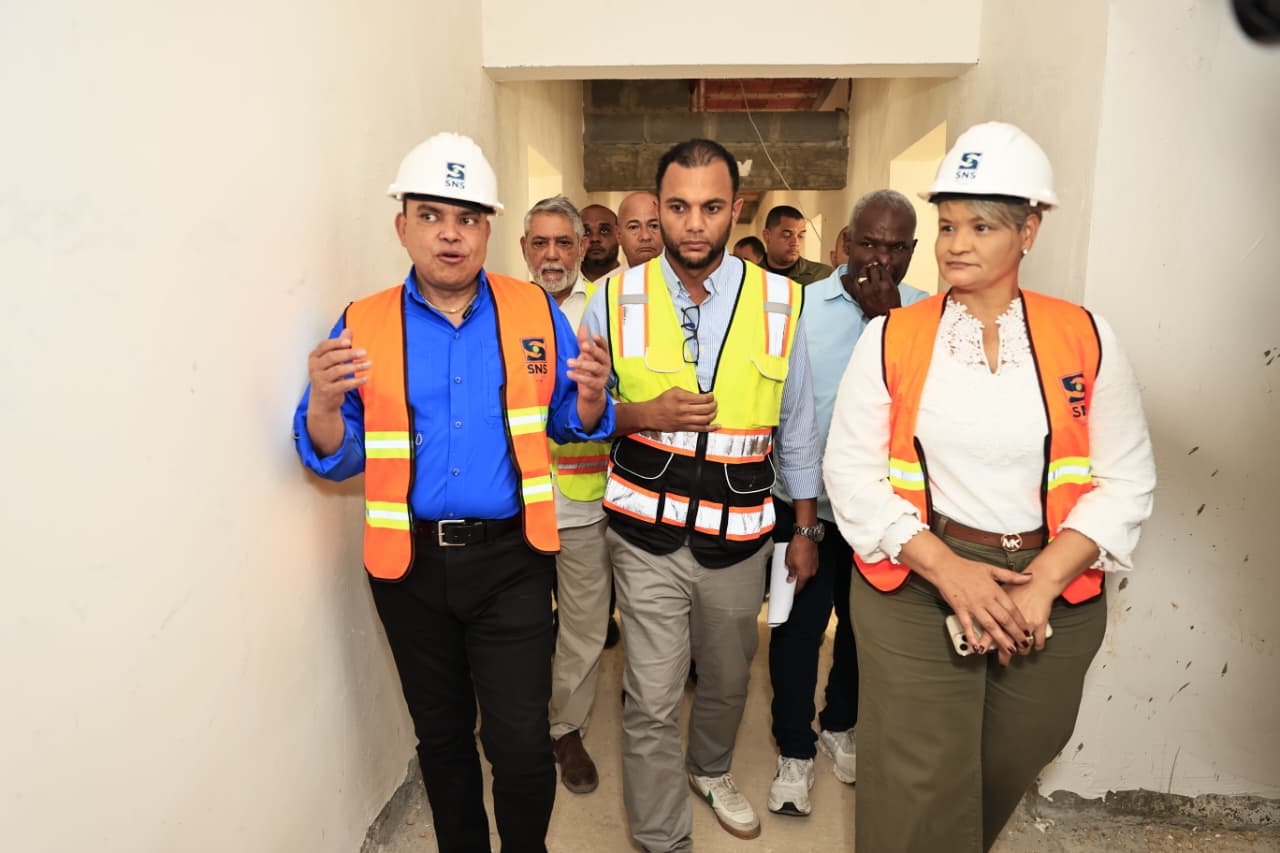 Titulat del SNS entrega camillas en Darío Contreras y anuncia remozamiento en hospital Municipal de Villa Altagracia