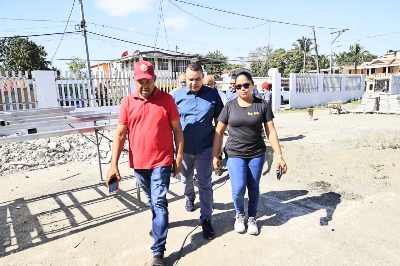 Director del SNS reafirma compromiso con una salud digna en visitas no programadas a seis hospitales