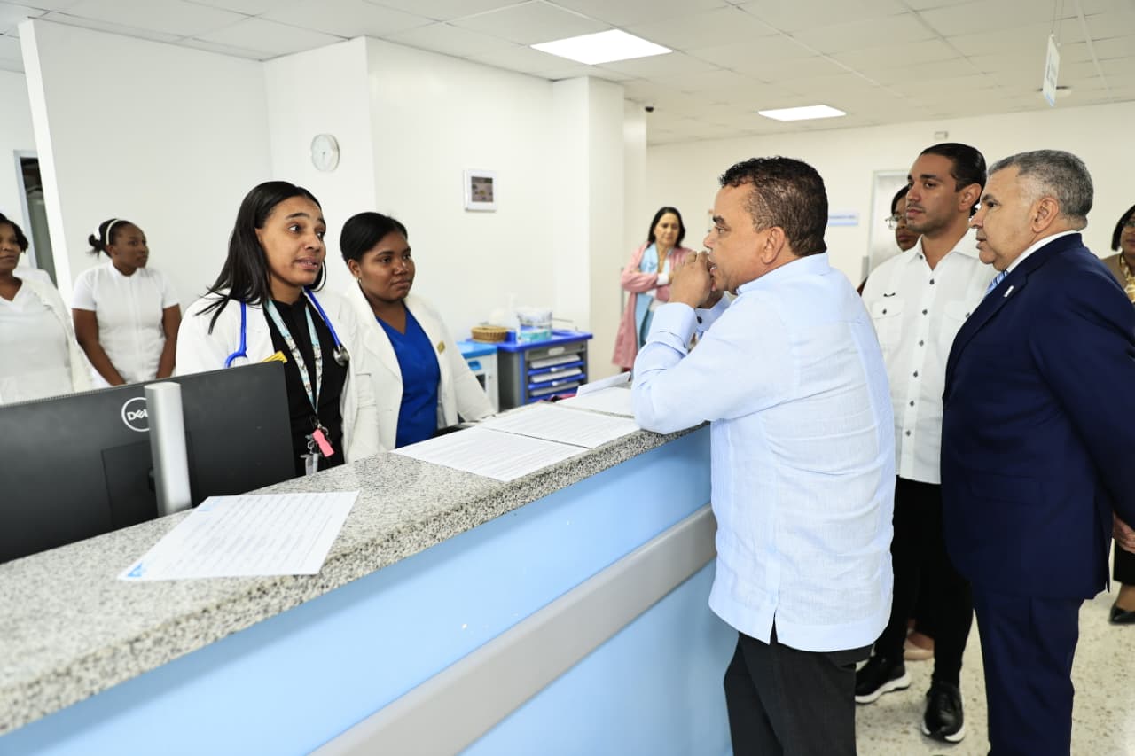 Director del SNS visita sin previo aviso los hospitales Robert Reid Cabral y Evangelina Rodríguez