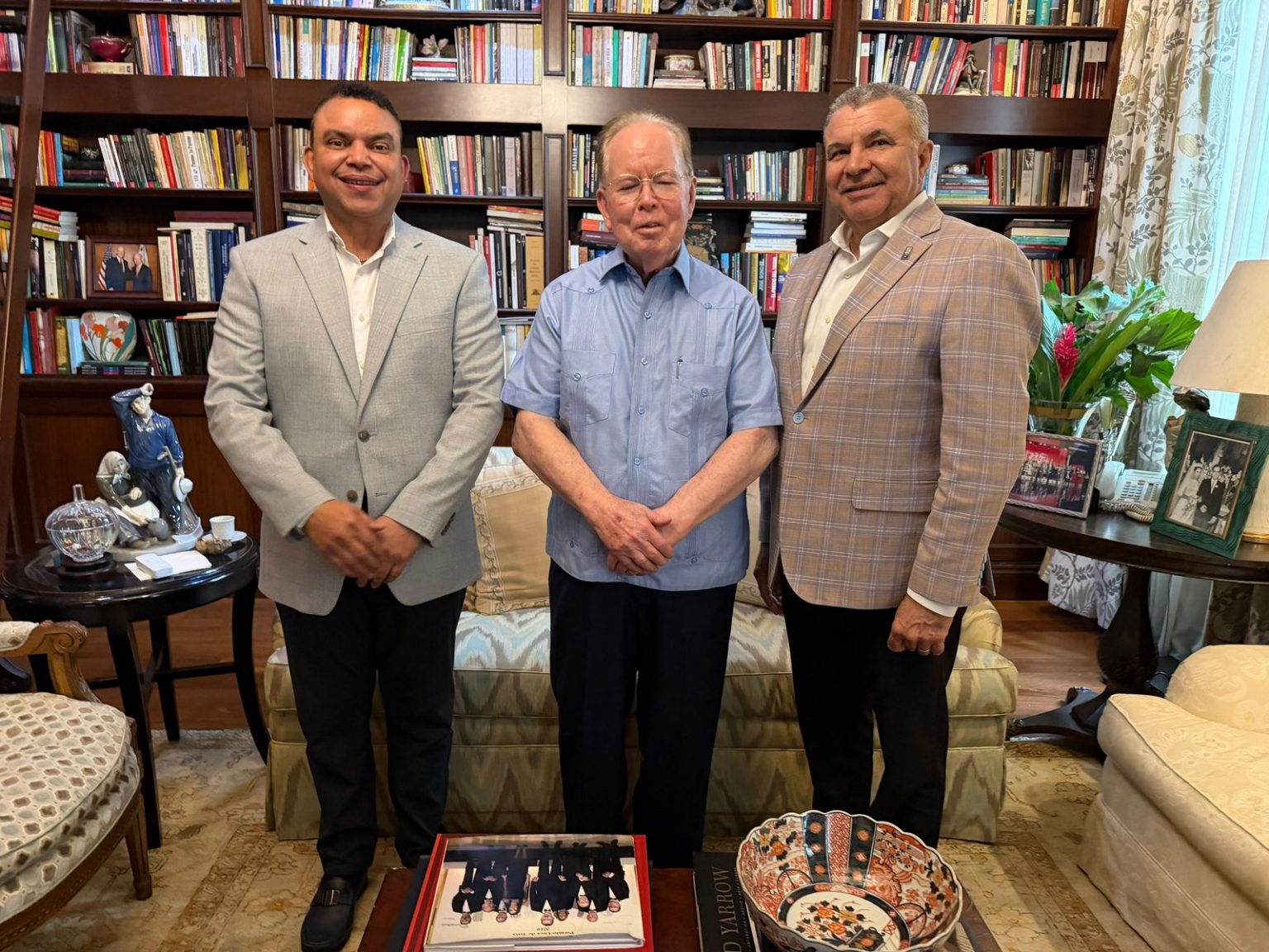 Titular SNS resalta compromiso con la salud durante encuentro con Pepín Corripio