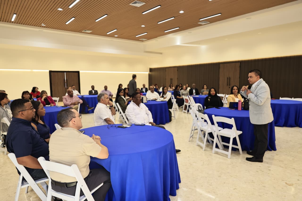 SNS fortalece capacidad técnica y transparencia de procesos al capacitar equipos de compras de hospitales en nueva Ley 47-25