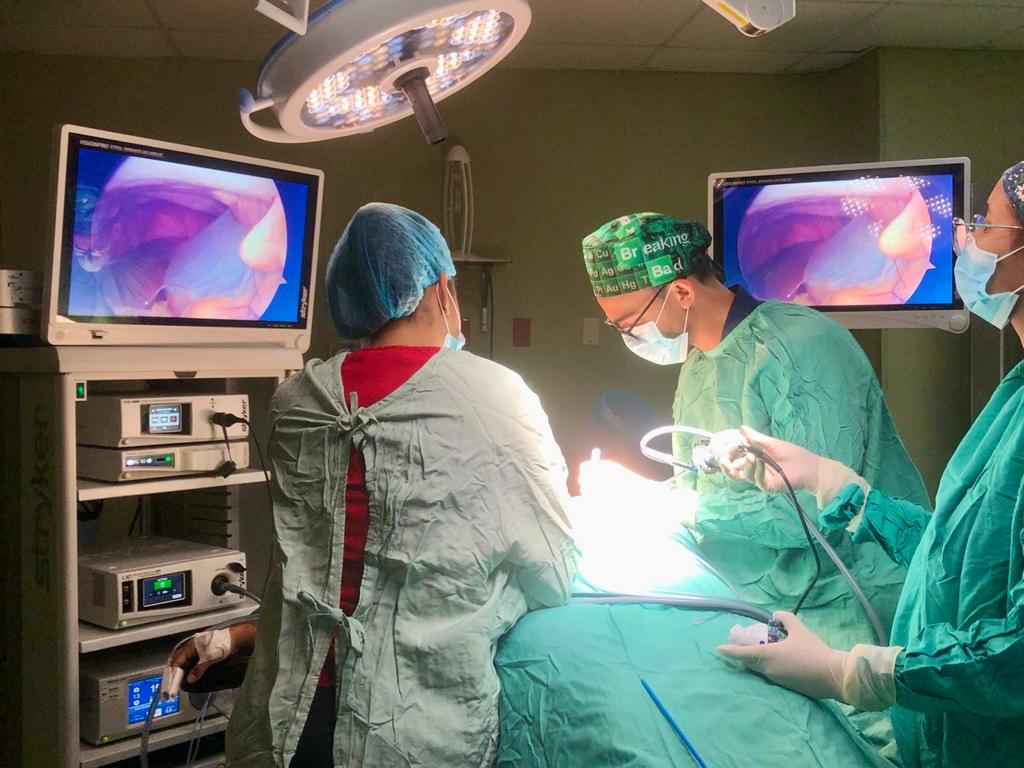 Ney Arias Lora entrega modernos equipos de laparoscopía mínimamente invasiva área de Cirugía General